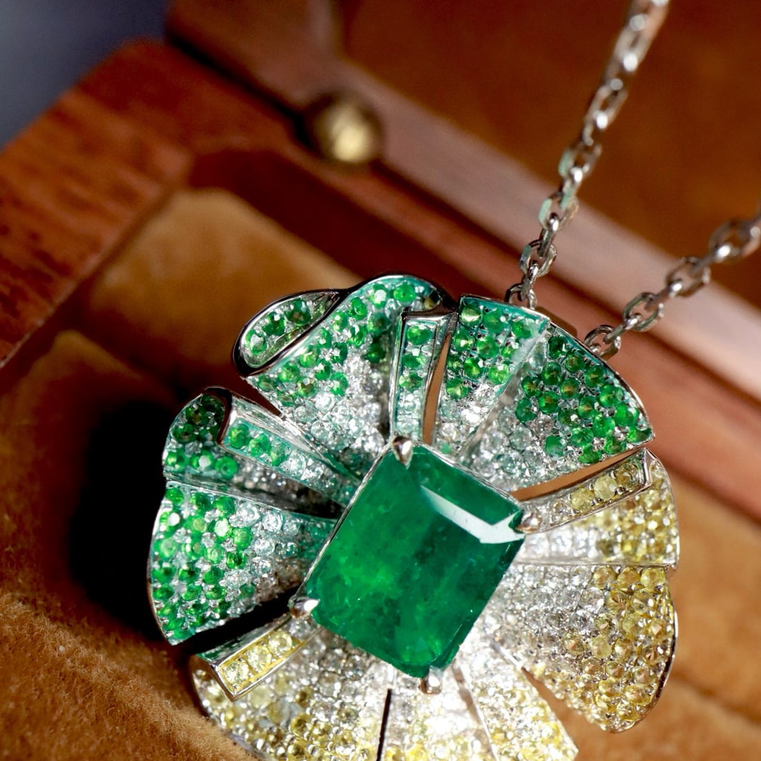 14k Gold 1.80 Ctw Natural Emerald & Diamond Pendant( Without Chain ): Ref:230982267 / / gold content:14k gold / / main gemstone:emerald / / shape:octagonal / / carat weight:1. 42ct / / color:green / / treatment:natural / / / / adjacent gemstone 2 : diamond / /