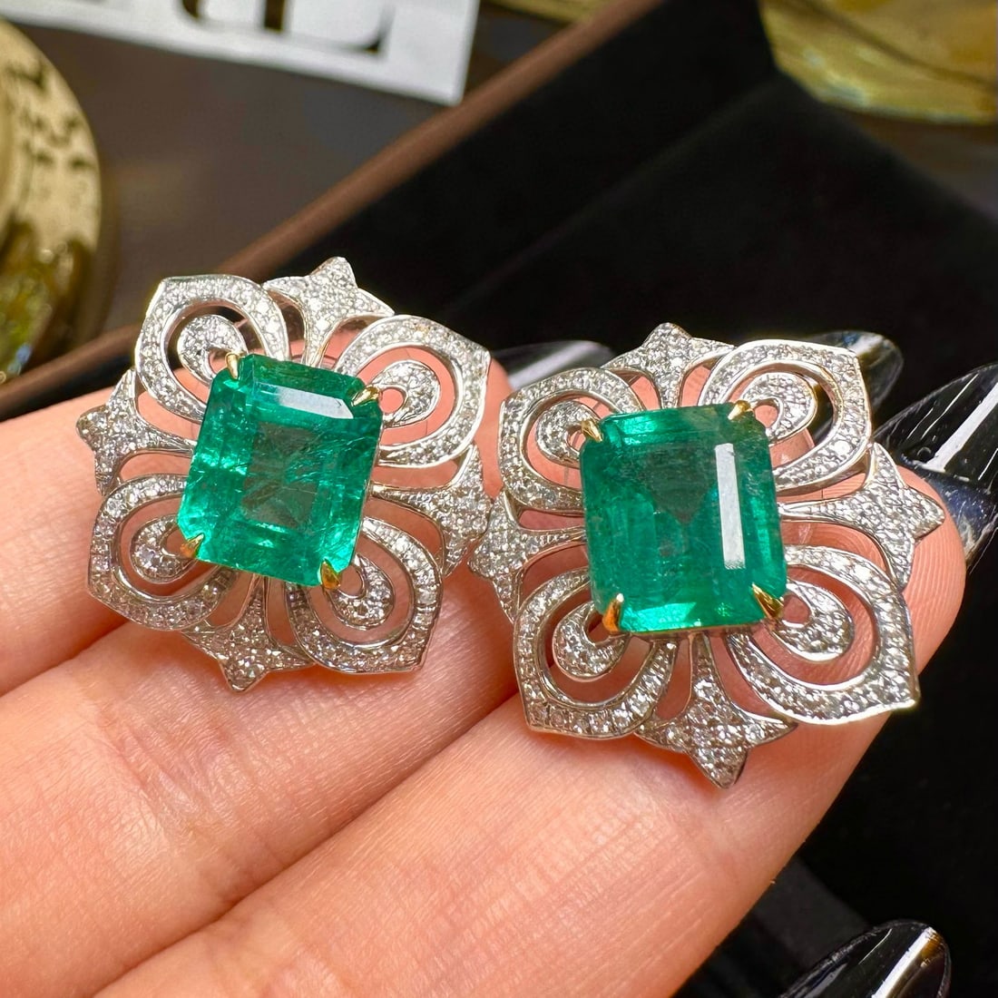 14k Gold 7.35 Ct Natural Emerald & Diamond Earrings: Ref:230982268 / / gold content:14k gold / / main gemstone:emerald / / shape:octagonal / / carat weight:7. 35ct / / color:green / / treatment:natural / / / / adjacent gemstone 2 : diamond / / shape:rou