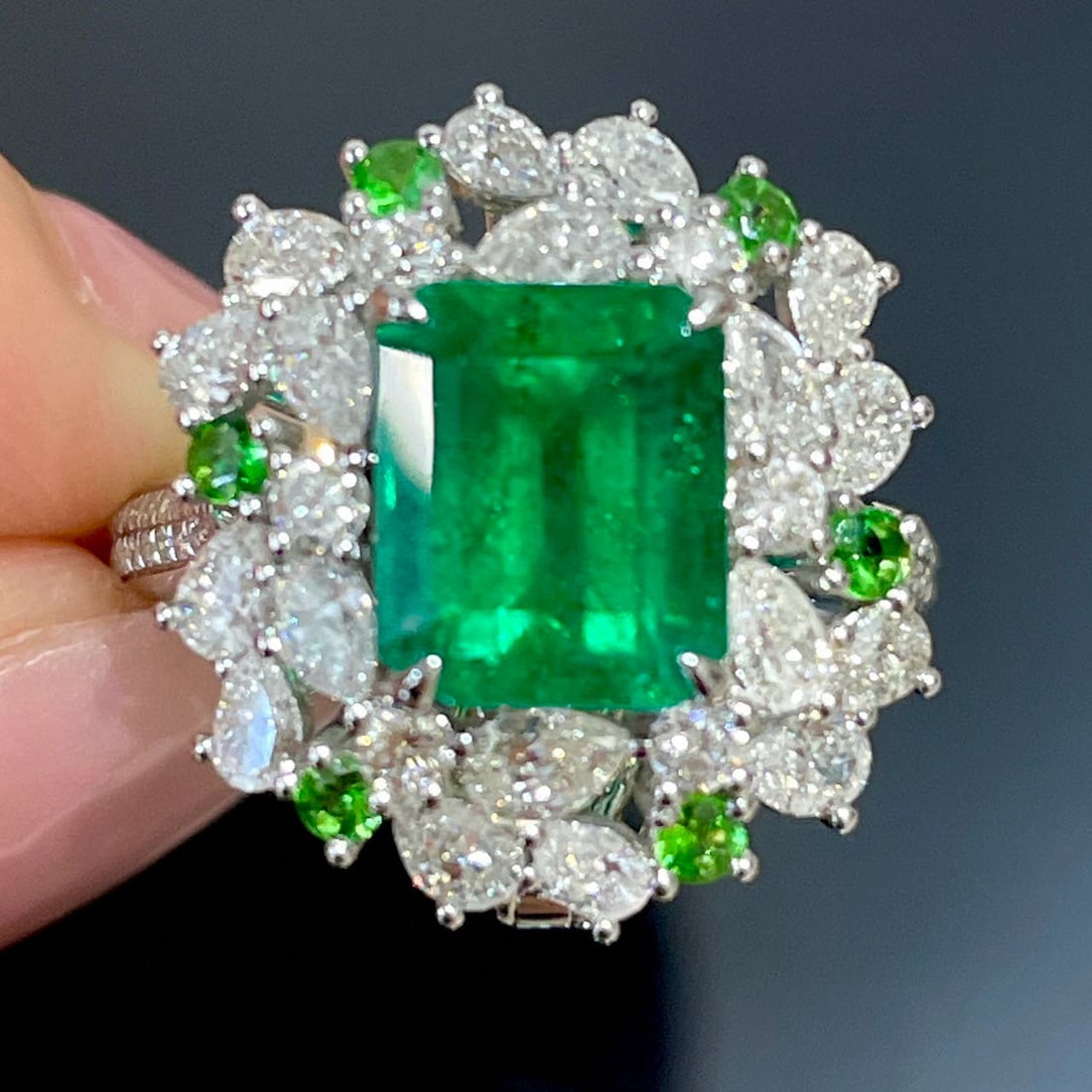 14k Gold 4.35 Ctw Vivid Green Natural Emerald & Diamond Ring/pendant( Without Chain ): Ref:230982269 / / gold content:14k gold / / ring size:7. 25us / / / / main gemstone:emerald / / shape:octagonal / / carat weight:2. 5ct / / color:vivid green / / treatment:natural / / / / adjacent