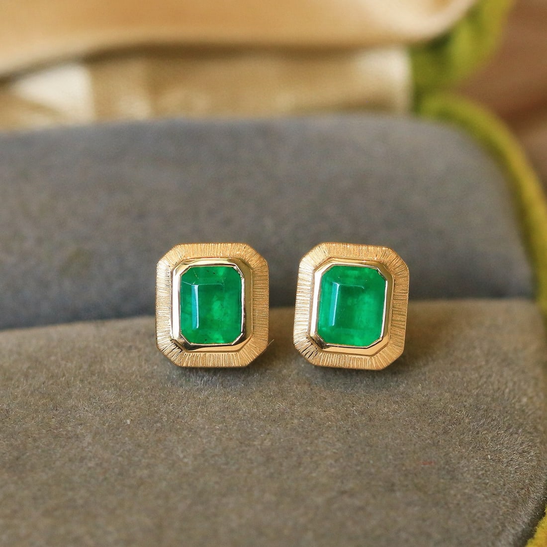 14k Gold 0.87 Ct Vivid Green Natural Emerald Earrings: Ref:230982288 / / gold content:14k gold / / main gemstone:emerald / / shape:octagonal / / carat weight:0. 87ct / / color:vivid green / / treatment:natural / / High Estimate: 3300 Low Estimate: 2200