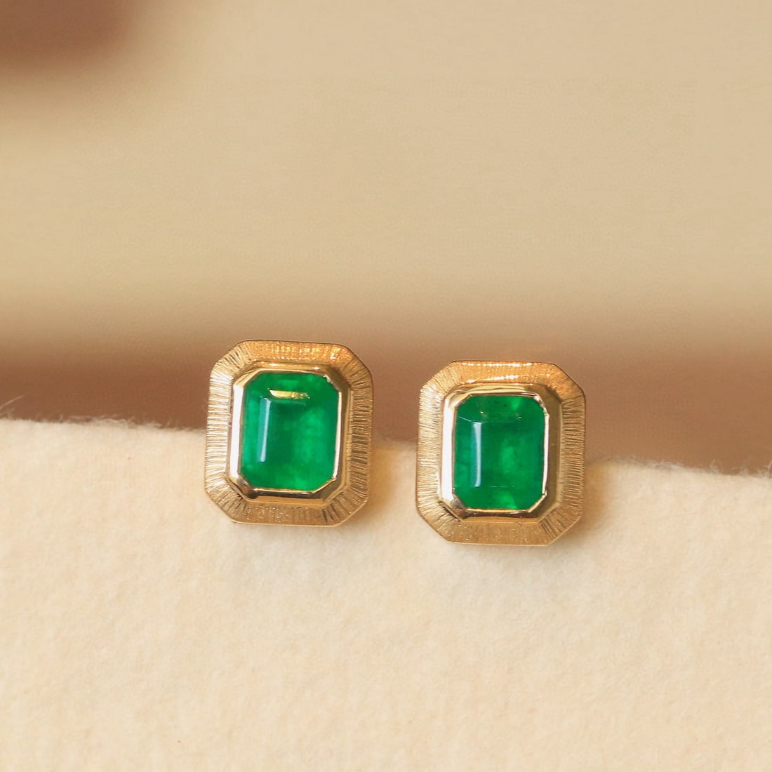 14k Gold 0.87 Ct Vivid Green Natural Emerald Earrings - 2