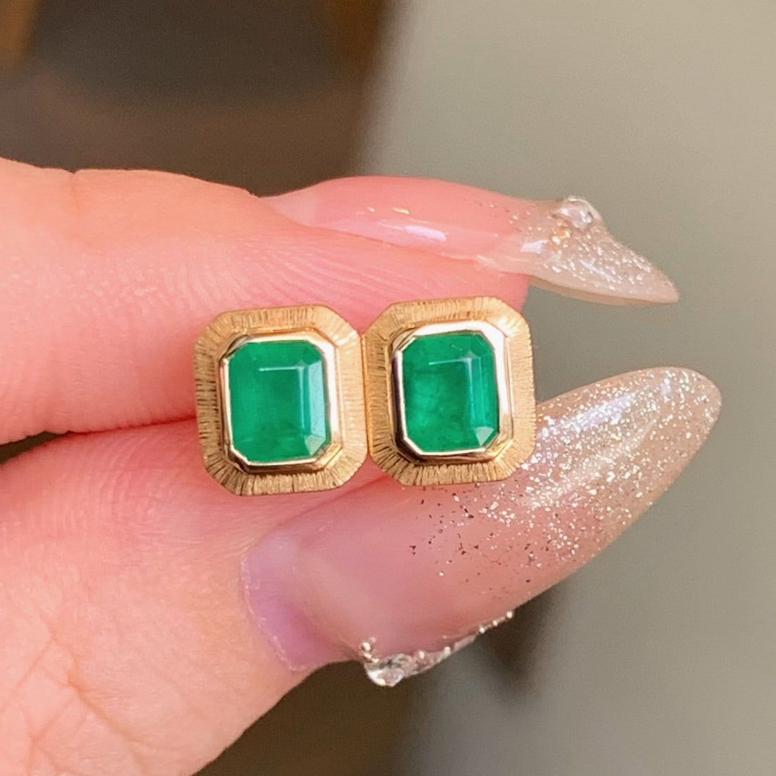 14k Gold 0.87 Ct Vivid Green Natural Emerald Earrings - 3
