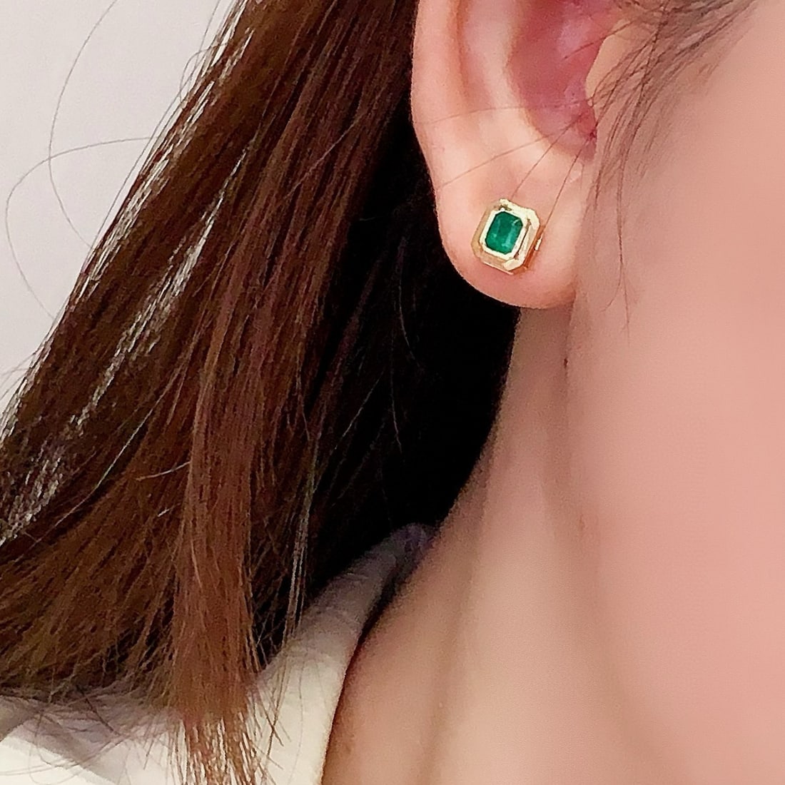 14k Gold 0.87 Ct Vivid Green Natural Emerald Earrings - 4