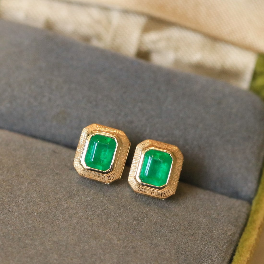 14k Gold 0.87 Ct Vivid Green Natural Emerald Earrings - 5