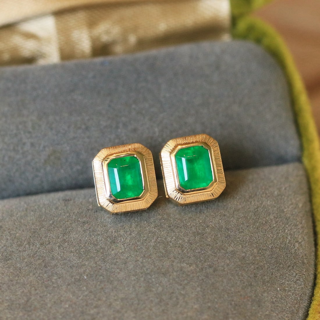 14k Gold 0.87 Ct Vivid Green Natural Emerald Earrings - 6