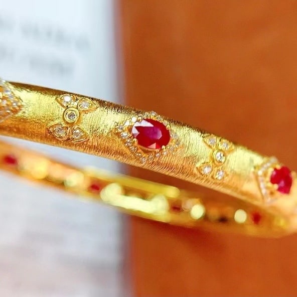 14k Gold 3 Ct Vivid Red Natural Ruby & Diamond Bangle: Ref:230982295 / / gold content:14k gold / / main gemstone:ruby / / shape:oval / / carat weight:3ct / / color:vivid red / / treatment:natural / / / / adjacent gemstone 2 : diamond / / number of stones: