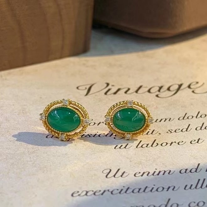 14k Gold 2 Ct Natural Emerald & Diamond Earrings: Ref:230982310 / / gold content:14k gold / / main gemstone:emerald / / shape:oval / / carat weight:2ct / / color:green / / treatment:natural / / / / adjacent gemstone 2 : diamond / / number of stones:8