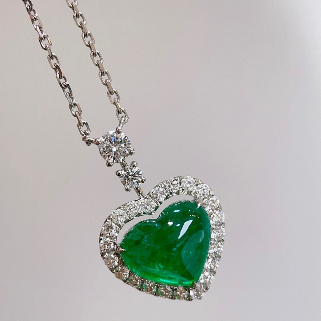 14k Gold 4.77 Ctw Vivid Green Natural Emerald & Diamond Necklace: Ref:230982314 / / gold content:14k gold / / main gemstone:emerald / / shape:heart / / carat weight:4. 05ct / / color:vivid green / / treatment:natural / / / / adjacent gemstone 2 : diamond / /