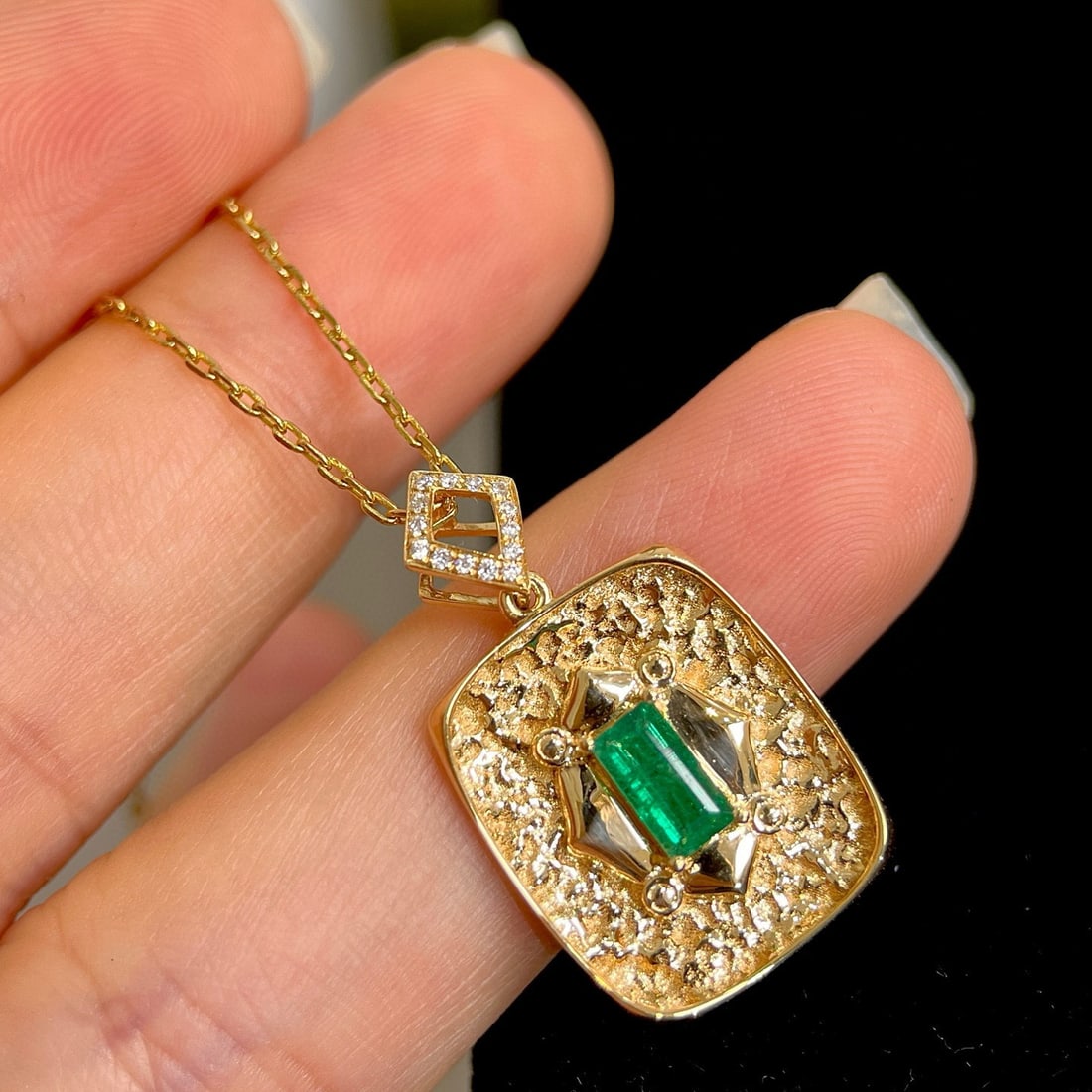 14k Gold 0.36 Ctw Vivid Green Natural Emerald & Diamond Pendant( Without Chain ): Ref:230982315 / / gold content:14k gold / / main gemstone:emerald / / shape:rectangle / / carat weight:0. 32ct / / color:vivid green / / treatment:natural / / / / adjacent gemstone 2 : diamond / /