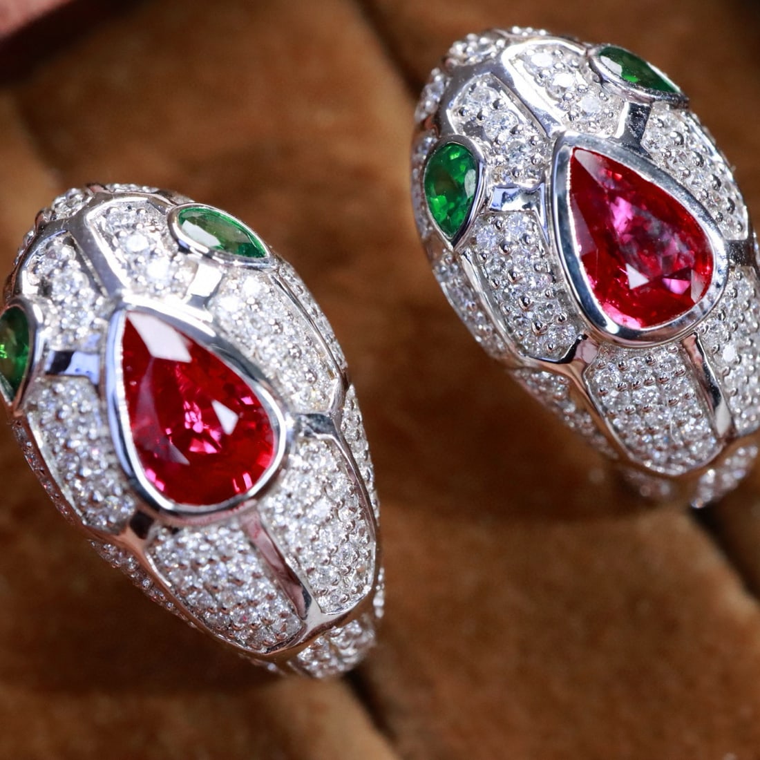 14k Gold 1.71 Ctw Natural Ruby & Diamond Earrings: Ref:230982321 / / gold content:14k gold / / main gemstone:ruby / / shape:pear / / carat weight:0. 95ct / / color:red / / treatment:natural / / / / adjacent gemstone 2 : diamond / / shape:round / / car