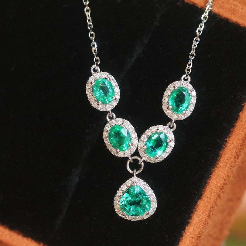 14k Gold 1.56 Ctw Natural Emerald & Diamond Necklace: Ref:230982331 / / gold content:14k gold / / main gemstone:emerald / / shape:multiply / / carat weight:1. 14ct / / color:green / / treatment:natural / / / / adjacent gemstone 2 : diamond / /