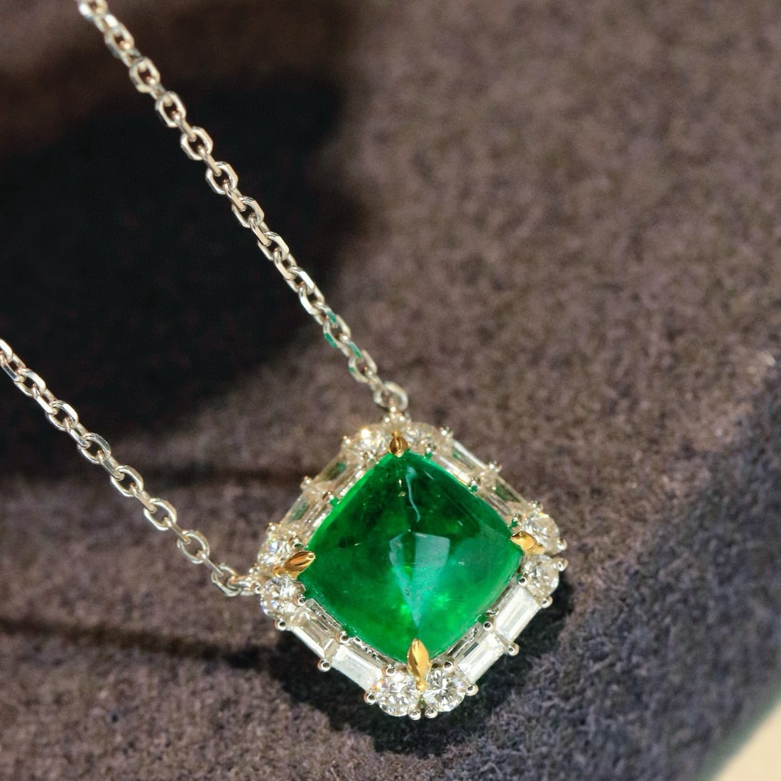 14k Gold 1.80 Ctw Vivid Green Natural Emerald & Diamond Necklace - 2