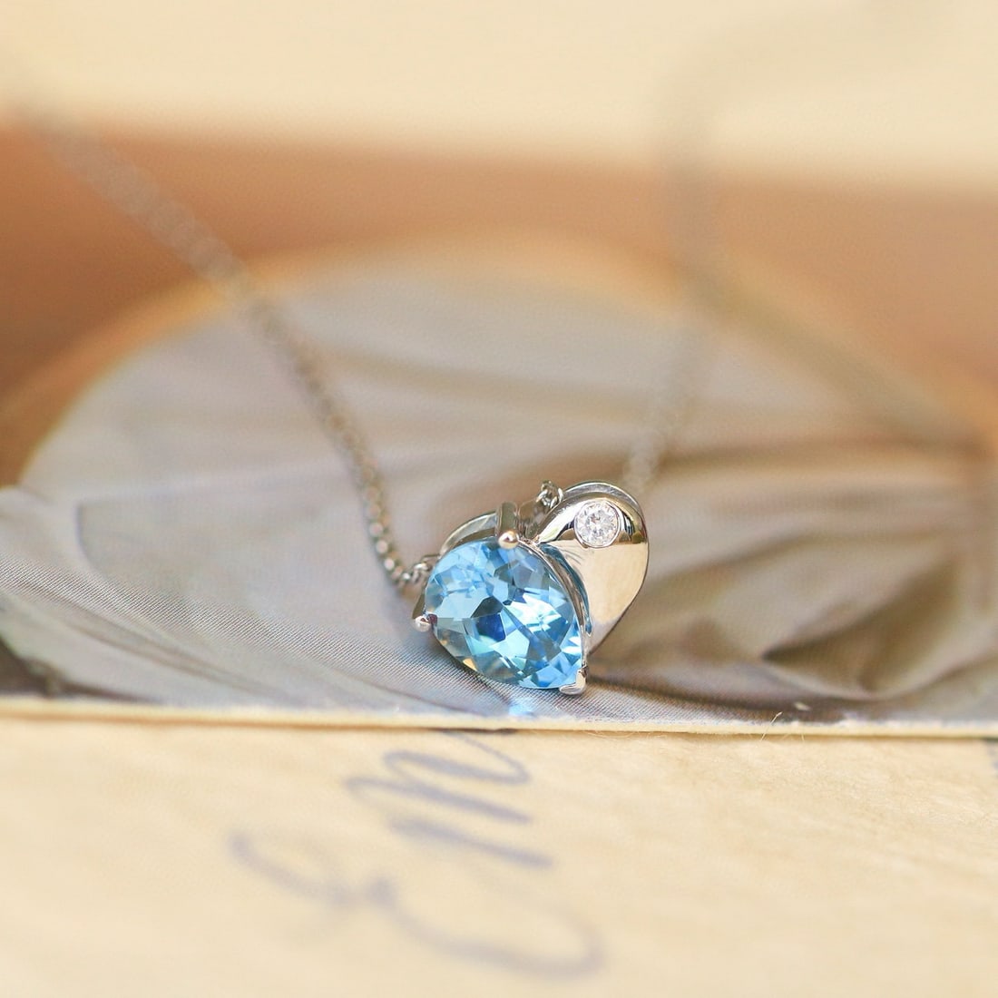 14k Gold 0.65 Ct Natural Aquamarine & Diamond Necklace: Ref:230982338 / / gold content:14k gold / / main gemstone:aquamarine / / shape:pear / / carat weight:0. 65ct / / color:santa maria color / / treatment:natural / / / / adjacent gemstone 2 : diamond /
