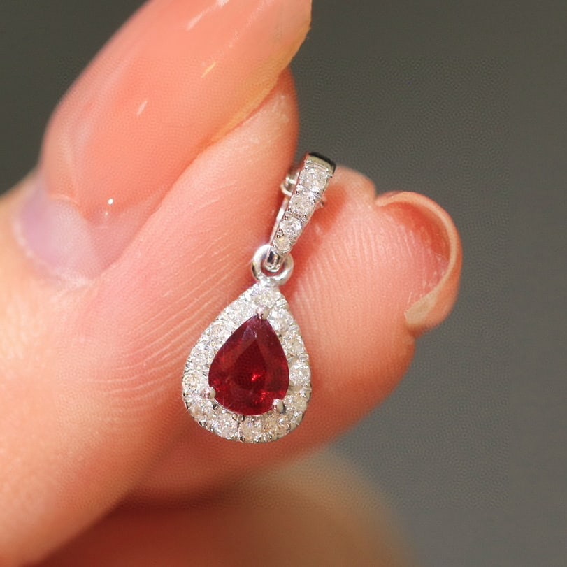 14k Gold 0.53 Ctw Natural Ruby & Diamond Pendant( Without Chain ): Ref:230982349 / / gold content:14k gold / / main gemstone:ruby / / shape:pear / / carat weight:0. 39ct / / color:pigeonblood red / / treatment:natural / / / / adjacent gemstone 2 : diamond / /