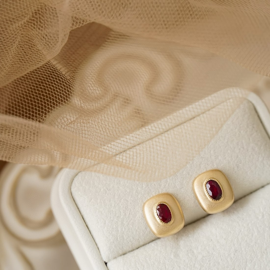 14k Gold 0.6 Ct Natural Ruby Earrings: Ref:230982354 / / gold content:14k gold / / main gemstone:ruby / / shape:oval / / carat weight:0. 6ct / / color:pigeonblood red / / treatment:natural / / Condition: New High Estimate: 2600 Low