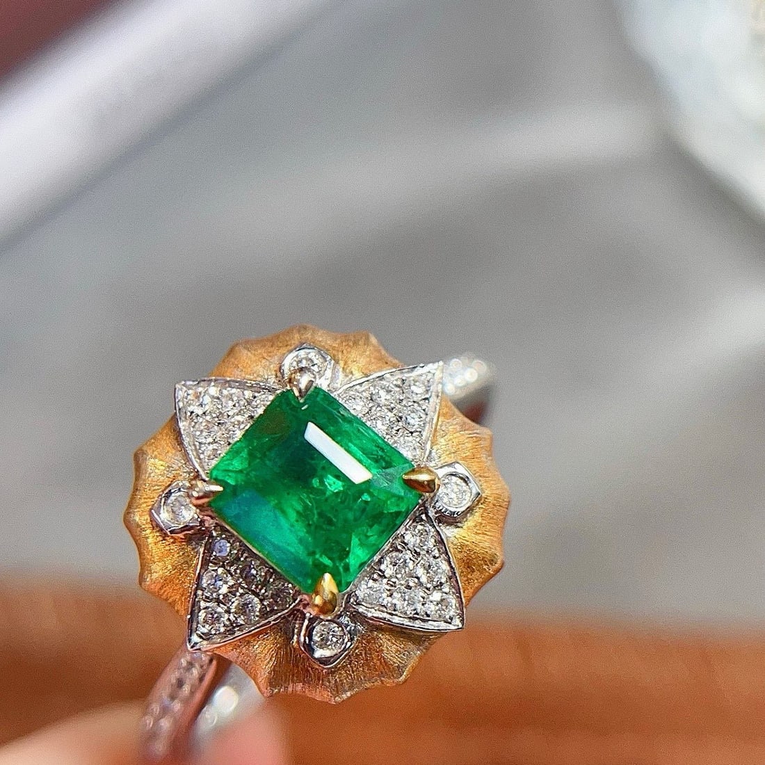 14k Gold 1 Ct Vivid Green Natural Emerald & Diamond Ring: Ref:230982355 / / gold content:14k gold / / ring size:7. 25us / / / / main gemstone:emerald / / shape:octagonal / / carat weight:1ct / / color:vivid green / / treatment:natural / / / / adjacent