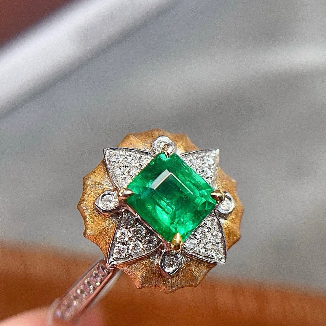 14k Gold 1 Ct Vivid Green Natural Emerald & Diamond Ring - 2