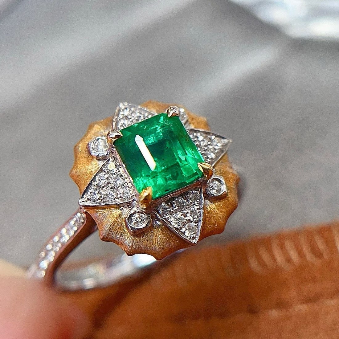 14k Gold 1 Ct Vivid Green Natural Emerald & Diamond Ring - 4