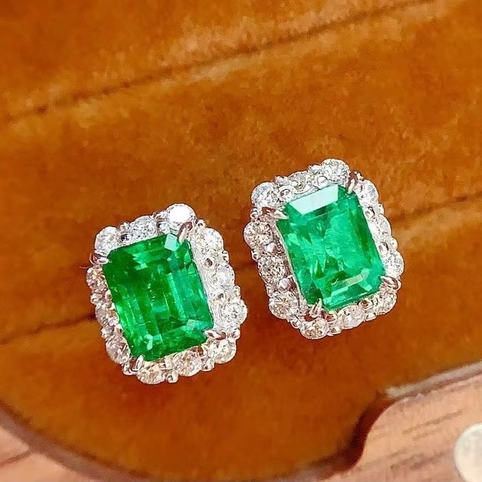 14k Gold 2.1 Ct Vivid Green Natural Emerald & Diamond Earrings: Ref:230982357 / / gold content:14k gold / / main gemstone:emerald / / shape:octagonal / / carat weight:2. 1ct / / color:vivid green / / treatment:natural / / / / adjacent gemstone 2 : diamond / / numb