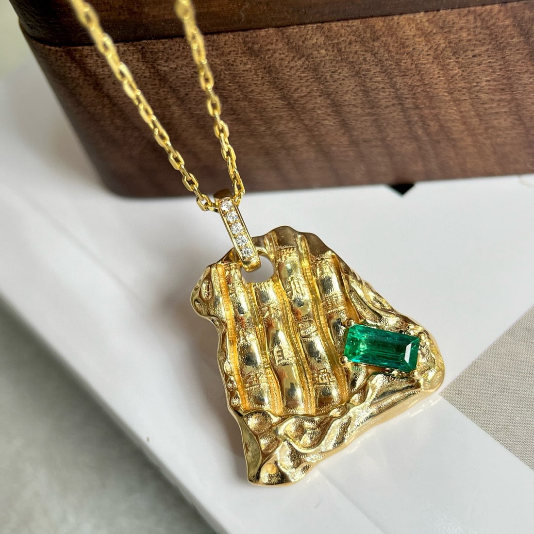 14k Gold 0.37 Ctw Vivid Green Natural Emerald & Diamond Pendant( Without Chain ): Ref:230982370 / / gold content:14k gold / / main gemstone:emerald / / shape:rectangle / / carat weight:0. 35ct / / color:vivid green / / treatment:natural / / / / adjacent gemstone 2 : diamond / /