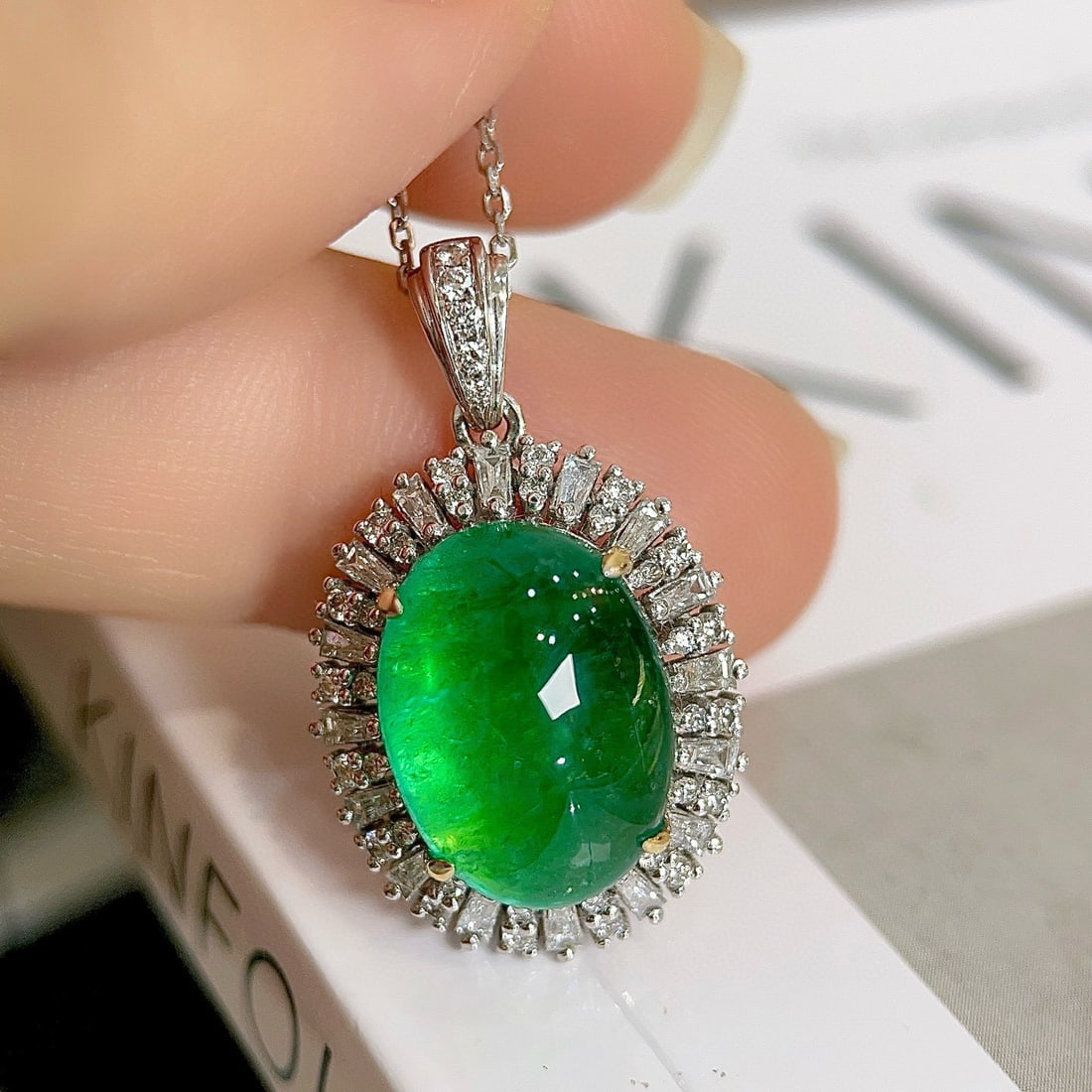 14k Gold 9.33 Ctw Vivid Green Natural Emerald & Diamond Pendant( Without Chain ): Ref:230982372 / / gold content:14k gold / / main gemstone:emerald / / shape:oval / / carat weight:8. 7ct / / color:vivid green / / treatment:natural / / / / adjacent gemstone 2 : diamond / / shape:mul
