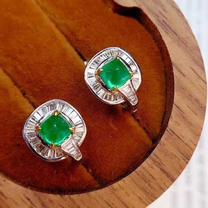 14k Gold 1.65 Ct Vivid Green Natural Emerald & Diamond Earrings: Ref:230982373 / / gold content:14k gold / / main gemstone:emerald / / shape:suger-loaf / / carat weight:1. 65ct / / color:vivid green / / treatment:natural / / / / adjacent gemstone 2 : diamond / /