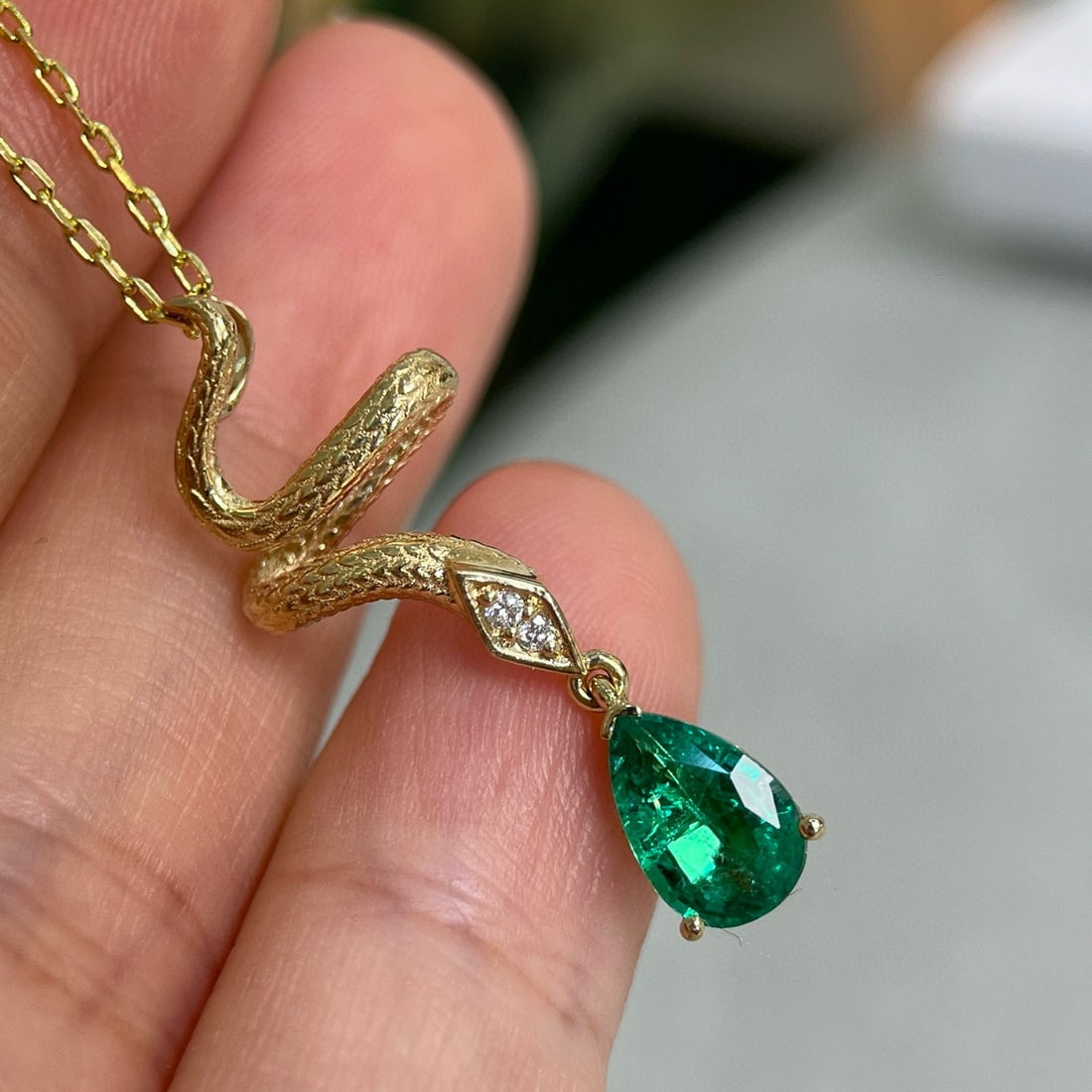 14k Gold 0.95 Ctw Vivid Green Natural Emerald & Diamond Pendant( Without Chain ): Ref:230982388 / / gold content:14k gold / / main gemstone:emerald / / shape:pear / / carat weight:0. 93ct / / color:vivid green / / treatment:natural / / / / adjacent gemstone 2 : diamond / /