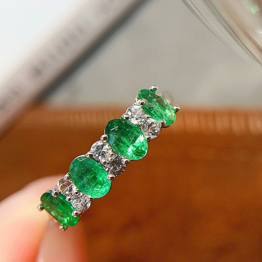 14k Gold 1 Ct Vivid Green Natural Emerald & Sapphire Ring: Ref:230982389 / / gold content:14k gold / / ring size:7. 25us / / / / main gemstone:emerald / / shape:oval / / carat weight:1ct / / color:vivid green / / treatment:natural / / / / adjacent gemstone 2