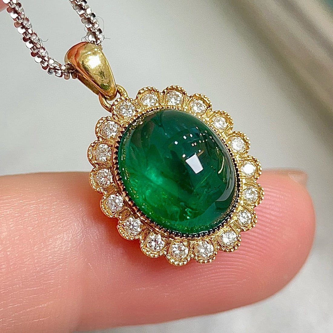 14k Gold 5.50 Ctw Vivid Green Natural Emerald & Diamond Pendant( Without Chain ): Ref:230982391 / / gold content:14k gold / / main gemstone:emerald / / shape:oval / / carat weight:5. 23ct / / color:vivid green / / treatment:natural / / / / adjacent gemstone 2 : diamond / /
