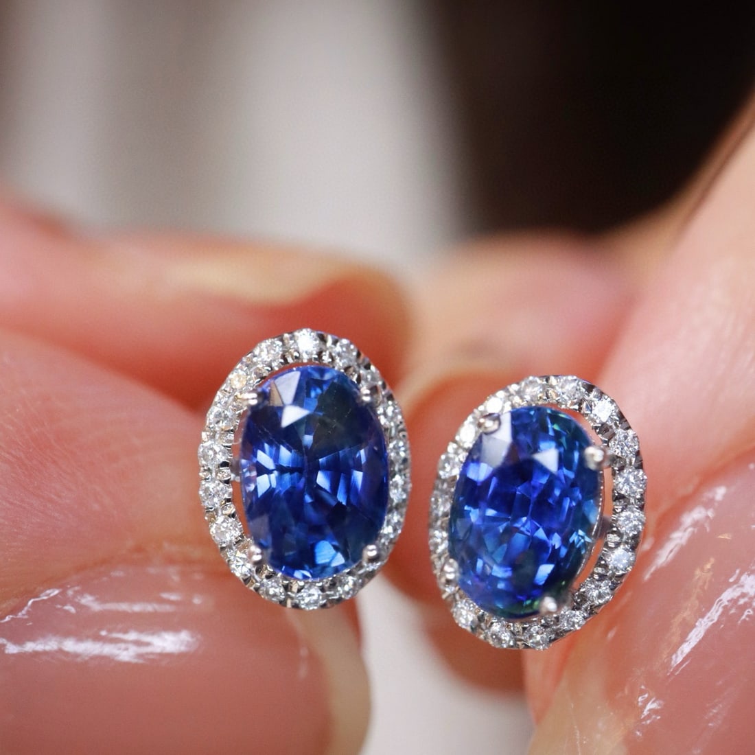 14k Gold 1.73 Ctw Natural Sapphire & Diamond Earrings: Ref:230982407 / / gold content:14k gold / / main gemstone:sapphire / / shape:oval / / carat weight:1. 62ct / / color:royal blue / / treatment:natural / / / / adjacent gemstone 2 : diamond / /