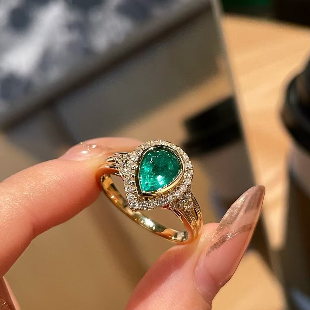 14k Gold 0.6 Ct Vivid Green Natural Emerald & Diamond Ring: Ref:230982412 / / gold content:14k gold / / ring size:7. 25us / / / / main gemstone:emerald / / shape:pear / / carat weight:0. 6ct / / color:vivid green / / treatment:natural / / / / adjacent