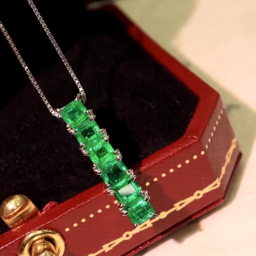 14k Gold 1.06 Ct Vivid Green Natural Emerald Pendant( Without Chain ): Ref:230982413 / / gold content:14k gold / / main gemstone:emerald / / shape:octagonal / / carat weight:1. 06ct / / color:vivid green / / treatment:natural / / High Estimate: 3300 Low Estimate: 2200
