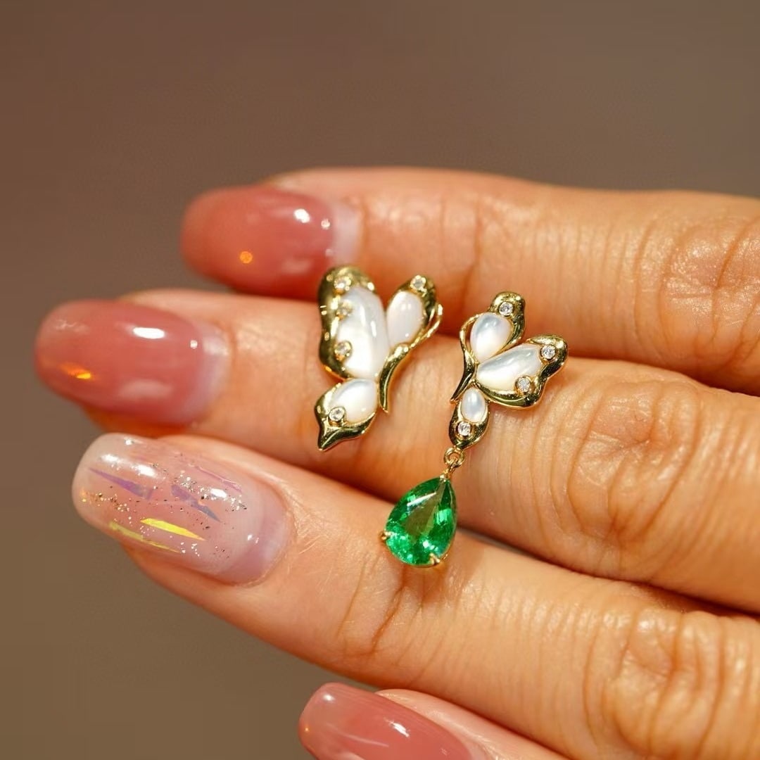 14k Gold 0.3 Ct Vivid Green Natural Emerald & Diamond Earrings: Ref:230982415 / / gold content:14k gold / / main gemstone:emerald / / shape:pear / / carat weight:0. 3ct / / color:vivid green / / treatment:natural / / / / adjacent gemstone 2 : diamond / / shape:rou