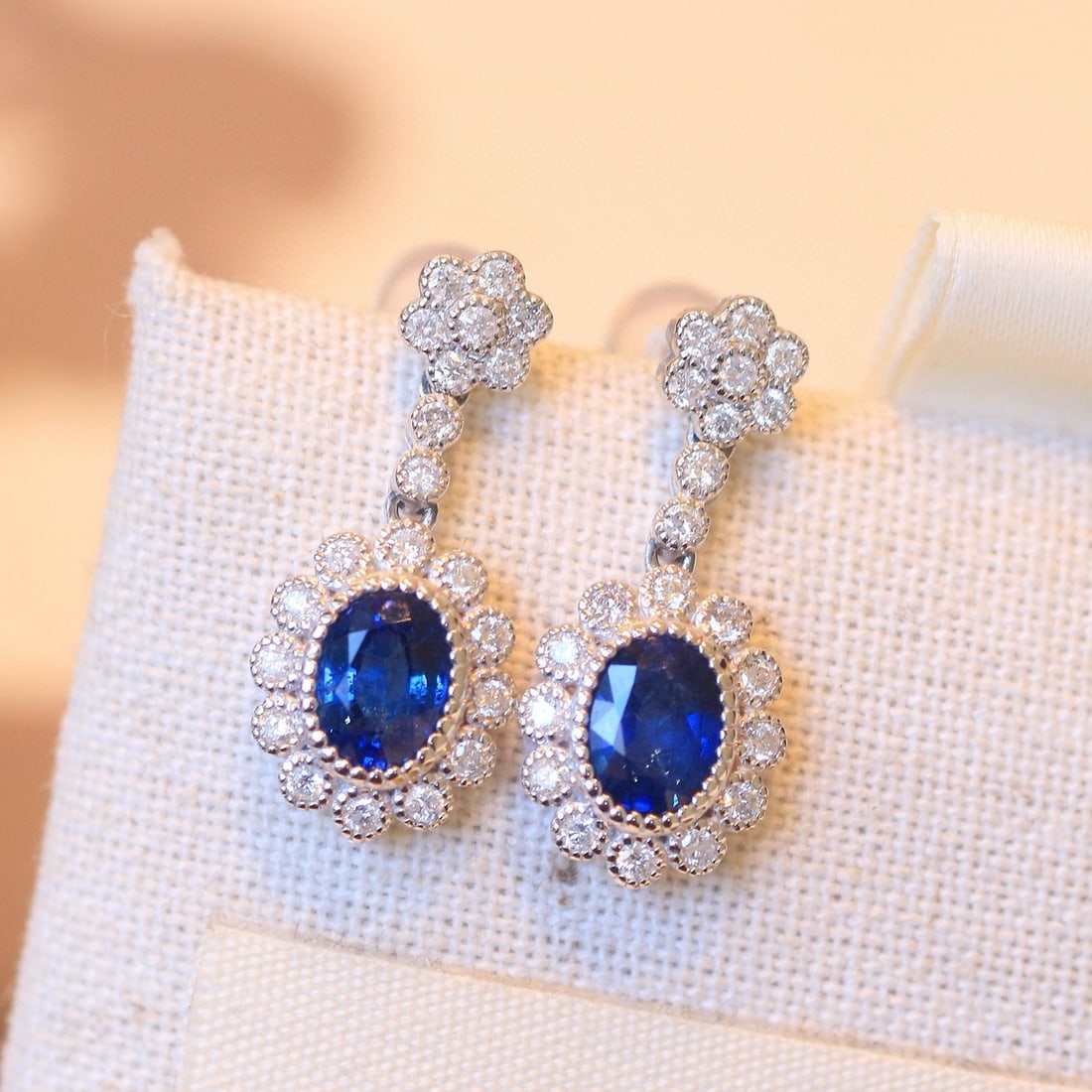 14k Gold 2.51 Ctw Natural Sapphire & Diamond Earrings: Ref:230982421 / / gold content:14k gold / / main gemstone:sapphire / / shape:oval / / carat weight:2. 00ct / / color:royal blue / / treatment:natural / / / / adjacent gemstone 2 : diamond / /
