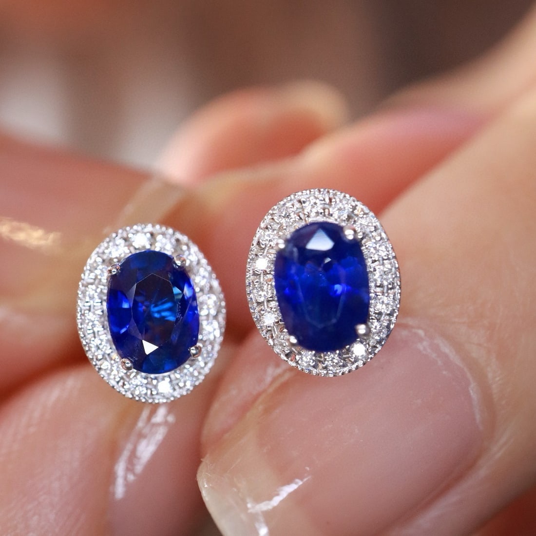 14k Gold 1.20 Ctw Natural Sapphire & Diamond Earrings: Ref:230982444 / / gold content:14k gold / / main gemstone:sapphire / / shape:oval / / carat weight:1. 11ct / / color:royal blue / / treatment:natural / / / / adjacent gemstone 2 : diamond / / shape:ro