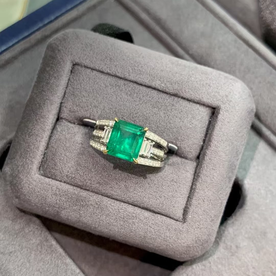 14k Gold 2.76 Ctw Vivid Green Natural Emerald & Diamond Ring: Ref:230982445 / / gold content:14k gold / / ring size:7. 25us / / / / main gemstone:emerald / / shape:octagonal / / carat weight:2. 55ct / / color:vivid green / / treatment:natural / / / / adjacent