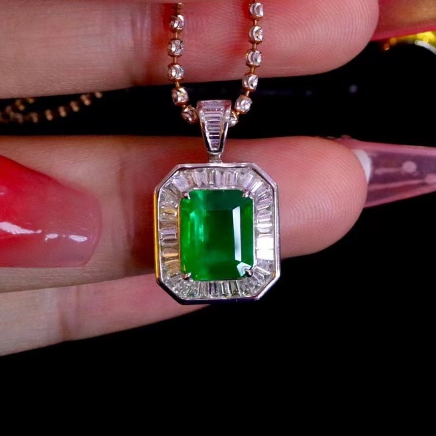 14k Gold 2.39 Ctw Vivid Green Natural Emerald & Diamond Pendant( Without Chain ): Ref:230982447 / / gold content:14k gold / / main gemstone:emerald / / shape:octagonal / / carat weight:1. 85ct / / color:vivid green / / treatment:natural / / / / adjacent gemstone 2 : diamond / / sha