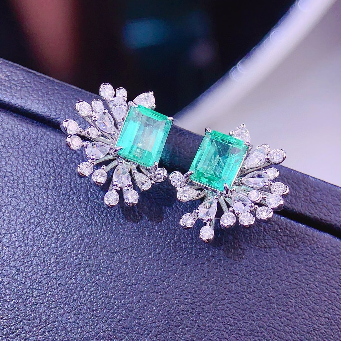 14k Gold 1.84 Ct Natural Emerald & Diamond Earrings: Ref:230979003 // gold content:14k gold // main gemstone:emerald // shape:octagonal // carat weight:1. 84ct // color:green // treatment:natural // // adjacent gemstone 2 : diamond // shape:multiply //
