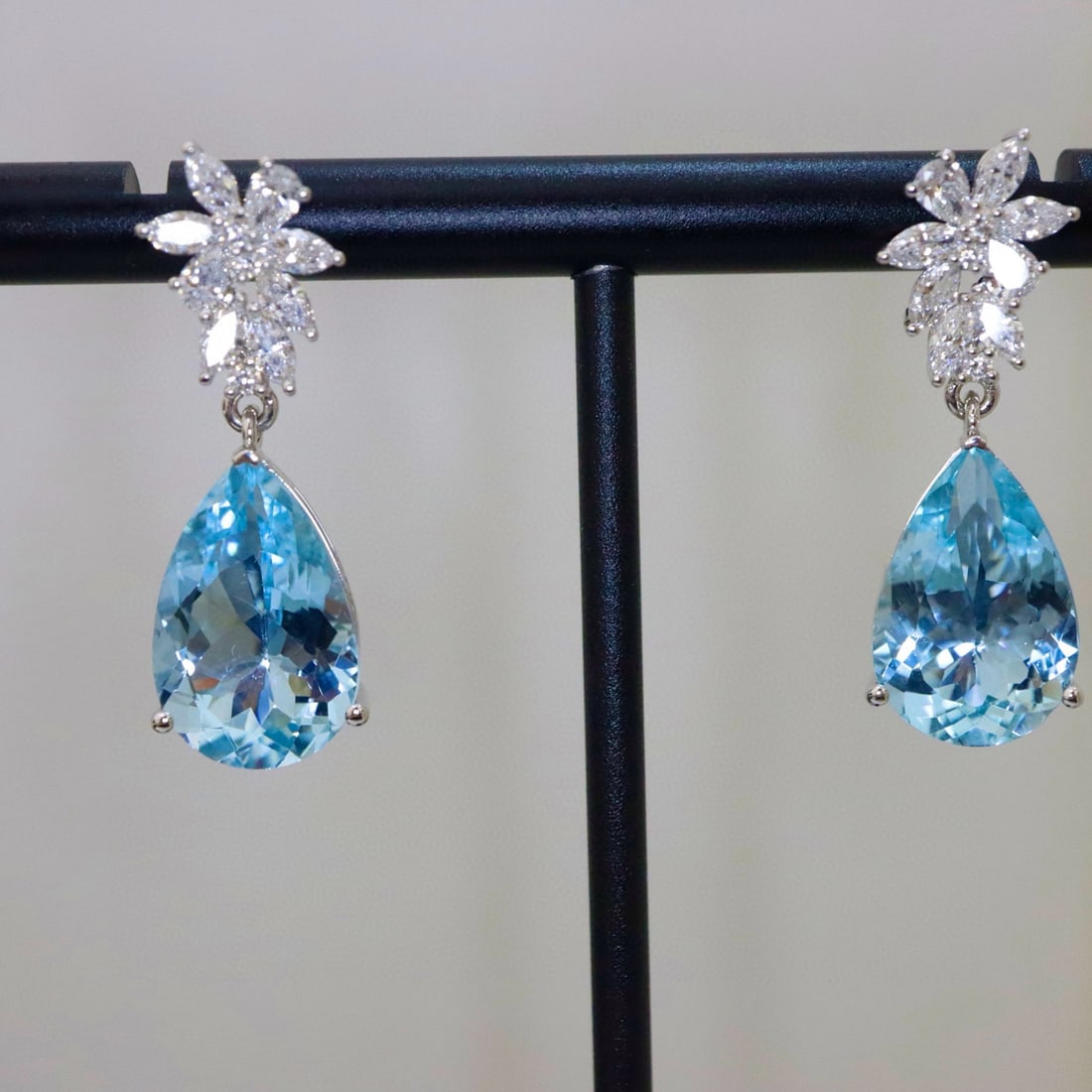 14k Gold 10.04 Ctw Natural Aquamarine & Diamond Earrings: Ref:230979008 // gold content:14k gold // main gemstone:aquamarine // shape:pear // carat weight:8. 95ct // color:santa maria color // treatment:natural // // adjacent gemstone 2 : diamond // shape:mu