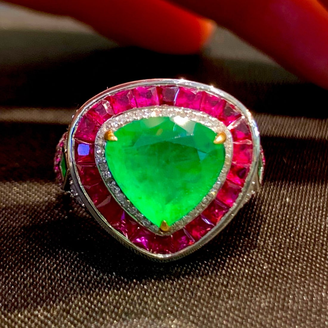14k Gold 3.3 Ct Vivid Green Natural Emerald & Diamond Ring: Ref:230979019 // gold content:14k gold // ring size:7. 25us // // main gemstone:emerald // shape:pear // carat weight:3. 3ct // color:vivid green // treatment:natural // // adjacent gemstone 2 :