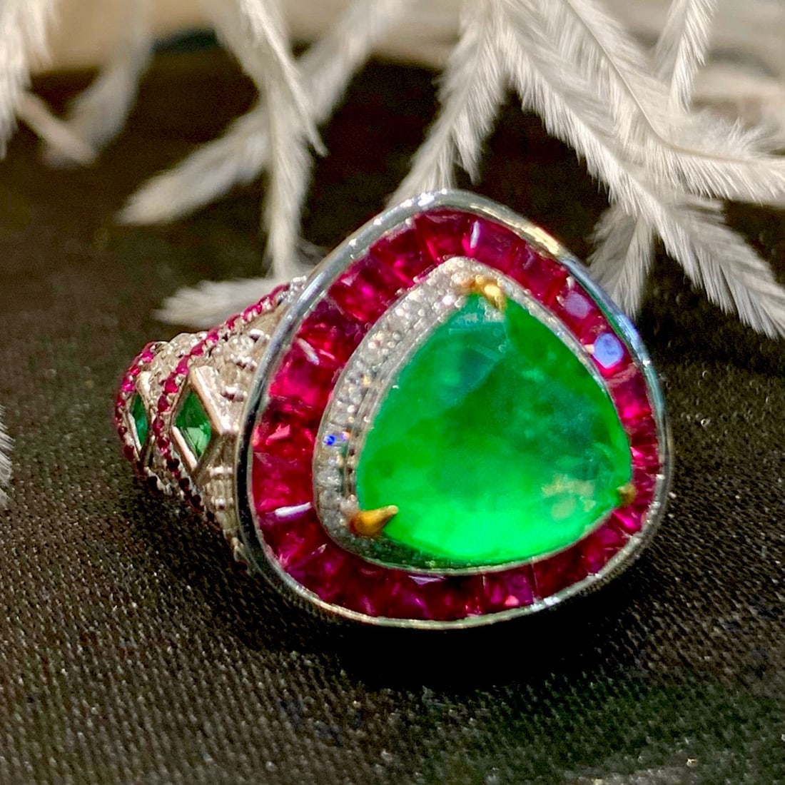 14k Gold 3.3 Ct Vivid Green Natural Emerald & Diamond Ring - 2
