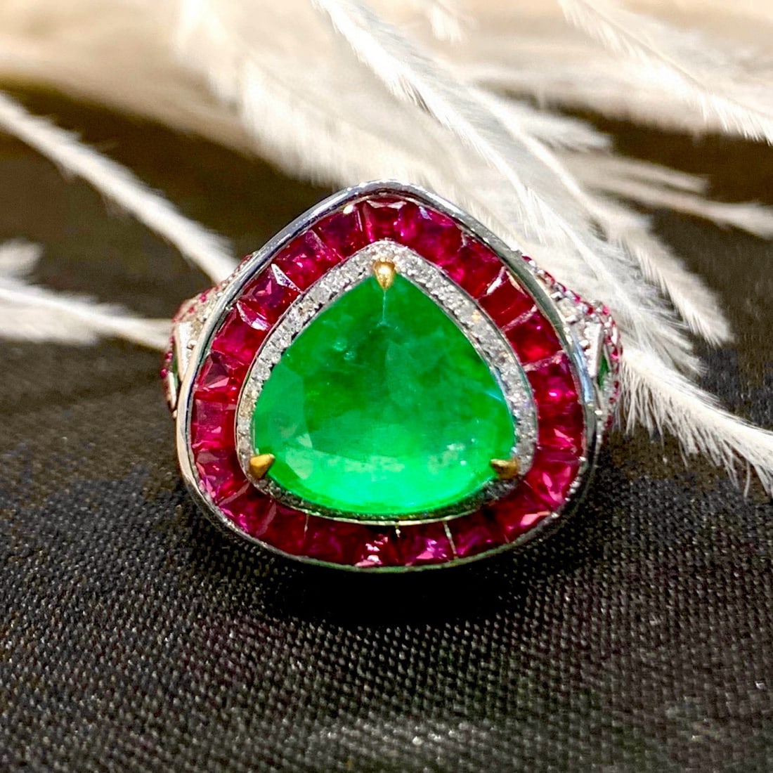 14k Gold 3.3 Ct Vivid Green Natural Emerald & Diamond Ring - 4