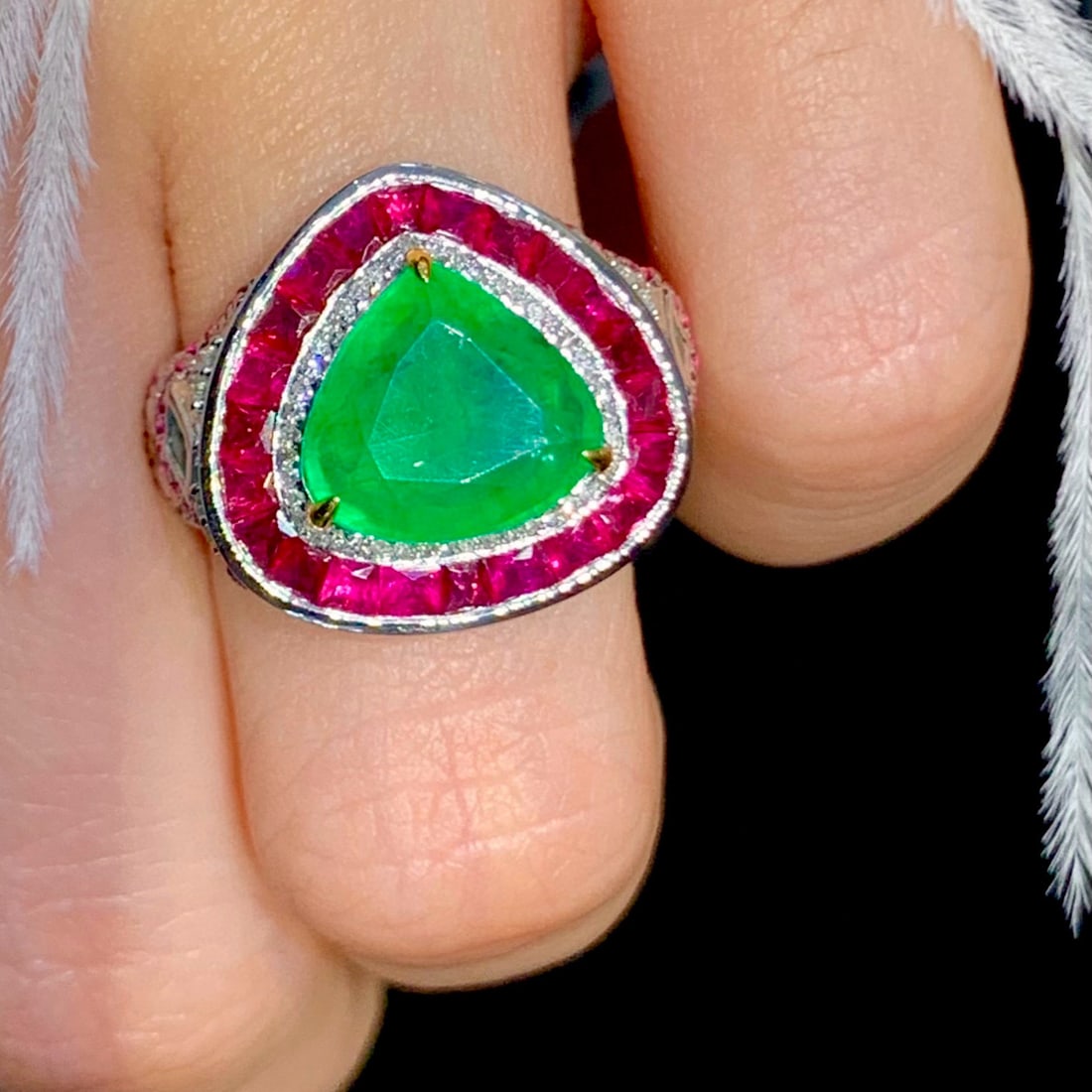 14k Gold 3.3 Ct Vivid Green Natural Emerald & Diamond Ring - 6