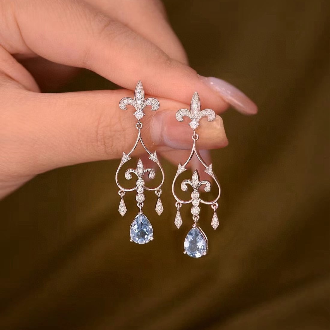 14k Gold 2.35 Ctw Natural Aquamarine & Diamond Earrings: Ref:230979020 // gold content:14k gold // main gemstone:aquamarine // shape:pear // carat weight:1. 9ct // color:blue // treatment:natural // // adjacent gemstone 2 : diamond // shape:round // carat