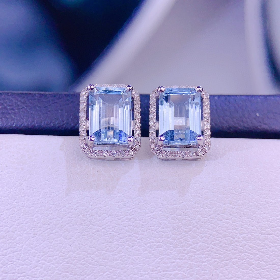 14k Gold 2.8 Ct Natural Aquamarine & Diamond Earrings: Ref:230979026 // gold content:14k gold // main gemstone:aquamarine // shape:octagonal // carat weight:2. 8ct // color:blue // treatment:natural // // adjacent gemstone 2 : diamond // shape:round //