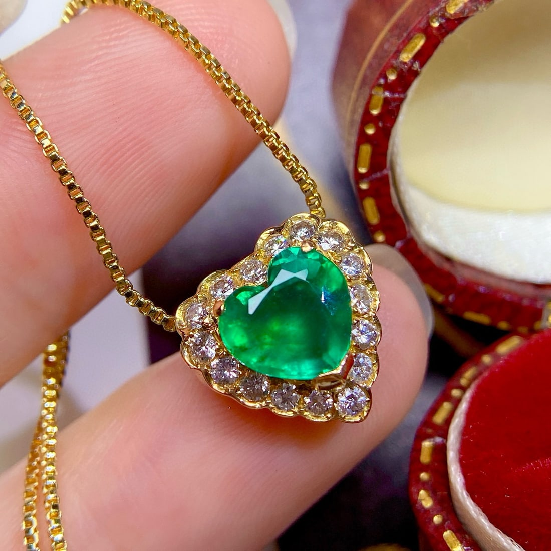 14k Gold 1.9 Ctw Natural Emerald & Diamond Pendant( Without Chain ): Ref:230979027 // gold content:14k gold // main gemstone:emerald // shape:heart // carat weight:1. 5ct // color:green // treatment:natural // // adjacent gemstone 2 : diamond // shape:round // carat we