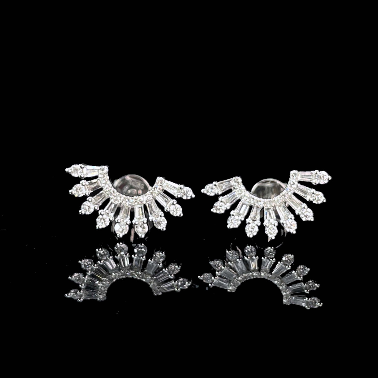 14k Gold 0.55 Ct Natural H Diamond Earrings: Ref:230979028 // gold content:14k gold // main gemstone:diamond // shape:multiply // carat weight:0. 55ct // clarity grade:vs-si // color:h // treatment:natural // Condition: New High Estimate: 2800