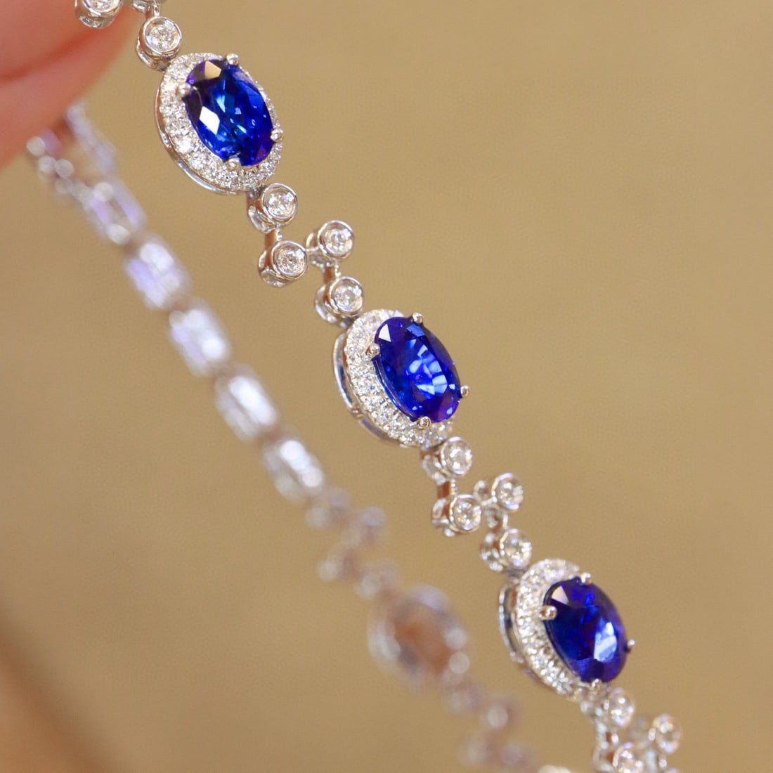 14k Gold 4.53 Ctw Natural Sapphire & Diamond Bracelet: Ref:230979034 // gold content:14k gold // main gemstone:sapphire // shape:oval // carat weight:3. 82ct // color:blue // treatment:natural // // adjacent gemstone 2 : diamond // shape:round // carat