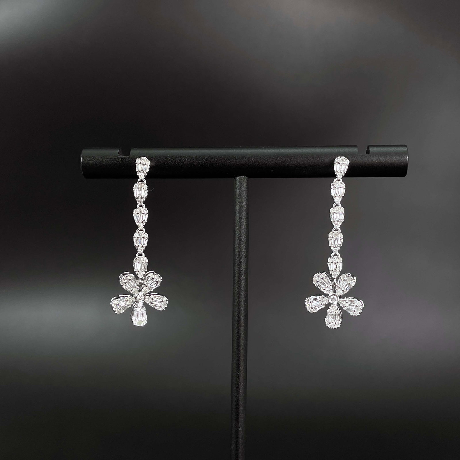 14k Gold 0.7 Ct Natural H Diamond Earrings: Ref:230979036 // gold content:14k gold // main gemstone:diamond // shape:multiply // carat weight:0. 7ct // clarity grade:vs-si // color:h // treatment:natural // Condition: New Low Estimate: 3100