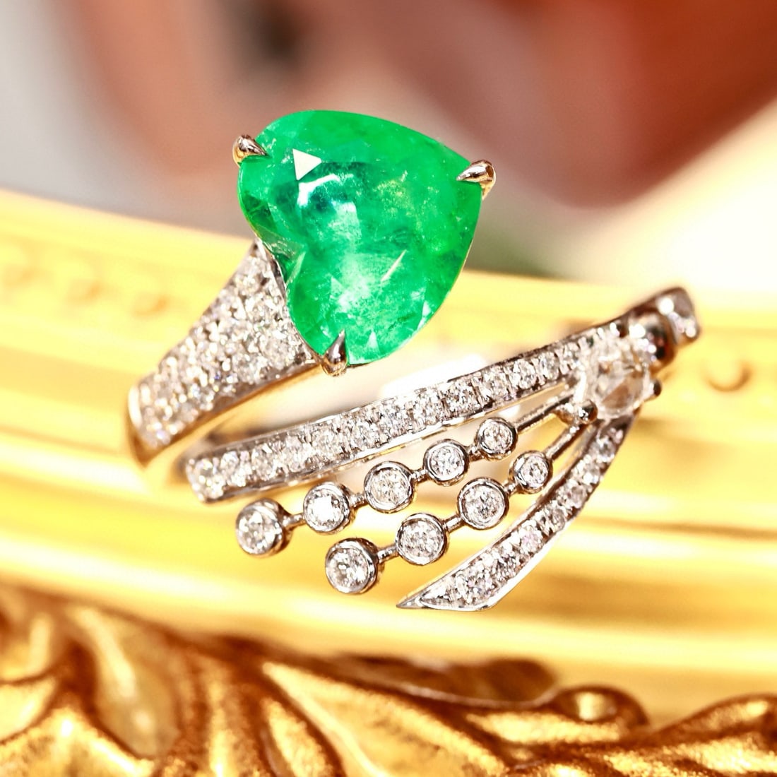 14k Gold 1.49 Ctw Natural Emerald & Diamond Ring: Ref:230979040 // gold content:14k gold // ring size:7. 25us // // main gemstone:emerald // shape:heart // carat weight:1. 18ct // color:green // treatment:natural // // adjacent gemstone 2 : diamond